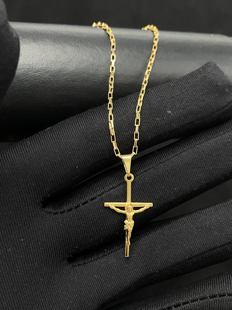 Pingente Cruz Palito com Cristo - 2,5cmX1,6cm - (Banho Ouro 24k)